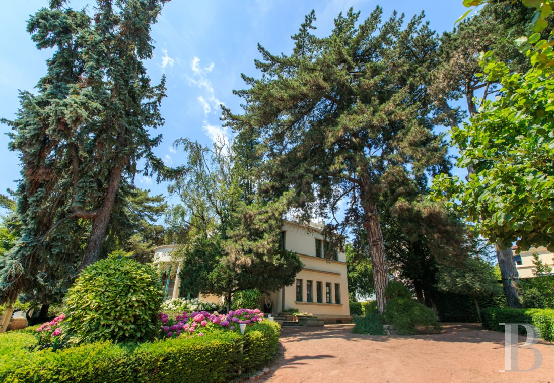 En Saône-et-Loire, à Mâcon, une villa et son jardin entièrement de style Art déco - photo  n°4